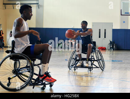 150312-N-ON468-048 PEARL HARBOR (12. März 2015) im Ruhestand Hospital Corpsman 2. Klasse Angelo Anderson, richtig, erhält einen Pass bei einem Basketball-Spiel bei den 2015 Verwundeten Krieger Pacific Trials auf gemeinsamer Basis Pearl Harbor-Hickam (JBPHH). Die Studien erlauben Verwundeten, Kranken und verletzten Seeleute und Küste Gardisten aus über das Land, das in verschiedenen Veranstaltungen bei JBPHH und anderen Orten überall auf der Insel antreten. Die Top-40 Athleten werden ein Fleck auf Team Marine und voraus zu einem Wettbewerb unter allen Niederlassungen des Militärs vergeben. (Foto: U.S. Navy Mass Communication Specialist 2. Klasse Jeff Stockfoto