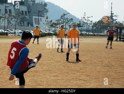 BUSAN, Südkorea (14. März 2015 Frank Kabel Matrosen spielte gegen ROK Segler in einem Freundschaftsspiel der Fußball, Kameradschaft zwischen den zwei Flotten zu fördern. Frank Cable, nach vorn auf der Insel Guam bereitgestellt führt Wartungs- und u-Boote und Überwasserschiffe eingesetzt, um den USA 7. Flotte Aufgabengebiet und ist derzeit auf einem geplanten im Gange. (Foto: U.S. Navy Mass Communication Specialist 3. Jason Amadi/freigegeben) USS Frank Cable Aktion 150315-N-IG696-030 Stockfoto