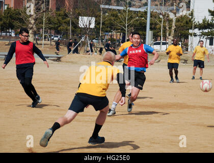 BUSAN, Südkorea (14. März 2015) Frank Kabel Segler verfolgen den Ball bei einem Freundschaftsspiel der Fußball gegen Segler aus der Republik von Korea (ROK) Marine. Frank Kabel Segler spielte gegen ROK Segler Kameradschaft zwischen den zwei Flotten zu fördern. Frank Cable, nach vorn auf der Insel Guam bereitgestellt führt Wartungs- und u-Boote und Überwasserschiffe eingesetzt, um den USA 7. Flotte Aufgabengebiet und ist derzeit auf einem geplanten im Gange. (Foto: U.S. Navy Mass Communication Specialist 3. Jason Amadi/freigegeben) USS Frank Cable Aktion 150315-N-IG696-038 Stockfoto