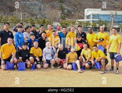 BUSAN, Südkorea (14. März 2015) Frank Kabel Segler und Seeleute von der Republik von Korea (ROK) Marine stellen gemeinsam nach einem freundlichen Fußballspiel.  Frank Kabel Segler spielte gegen ROK Segler Kameradschaft zwischen den zwei Flotten zu fördern. Nach dem Spiel überreichte die ROK-Segler Frank Cable Team Befehl Ball Caps als Geschenke. Frank Cable, nach vorn auf der Insel Guam bereitgestellt führt Wartungs- und u-Boote und Überwasserschiffe eingesetzt, um den USA 7. Flotte Aufgabengebiet und ist derzeit auf einem geplanten im Gange. (U.S. Navy Photo von Masse Kommunikations- Stockfoto