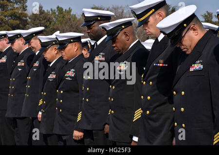 BUSAN, Südkorea (16. März 2015) - Segler zugewiesen, das u-Boot-tender USS Frank Kabel (AS 40) verneigen in einem Moment der Stille gewidmet denen, die ihr Leben im Koreakrieg bei den Vereinten Nationen Gedenkfriedhof Korea in Busan, Republik Korea, 16 März verloren.  Die Gedenkfriedhof enthält 2.300 Gräber von der United Nations Command Service-Mitglieder, die im Korea-Krieg gestorben.  Frank Cable ist in Busan Hafen besuchen, die verschiedenen Community-Service-Events und zu militärischer Engagements zur Stärkung der Partnerschaft mit der Republik Kore aufgenommen hat Stockfoto