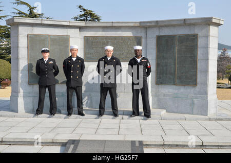 BUSAN, Südkorea (16. März 2015) - Segler, die das u-Boot-tender USS Frank Kabel (AS 40) zugewiesen, und Segler aus der Republik Korea Marine stehen an Parade Rest beim Denkmal in der Vereinten Nationen Gedenkfriedhof Korea in Busan, Republik Korea, 16 März.  Die Gedenkfriedhof enthält 2.300 Gräber von der United Nations Command Service-Mitglieder, die im Korea-Krieg gestorben.  Frank Cable ist in Busan Hafen besuchen, die verschiedenen Community-Service-Events und zu militärischer Engagements zur Stärkung der Partnerschaft mit der Republik Korea Marine aufgenommen hat.  Frank-Ca Stockfoto