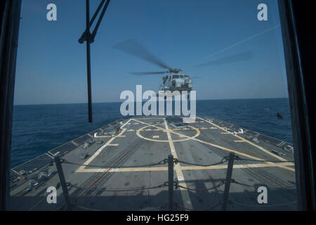 150316-N-ZE250-115 Mittelmeer (16. März 2015) A SH-60 Seahawk Hubschrauber, zugeordnet zu Hubschrauber Maritime Strike Squadron (HSM) 46, zieht aus dem Flugdeck der USS Jason Dunham (DDG-109) während eines vorbeifahrenden Trainings mit der montenegrinischen Marine 16. März 2015 aus. Jason Dunham, ein Zerstörer der Arleigh-Burke-Klasse-geführte Flugkörper in Norfolk, Gridley führt Marinebetriebe in den USA 6. Flotte Bereich der Maßnahmen zur Erhöhung der Sicherheit der Vereinigten Staaten in Europa interessiert. (Foto: U.S. Navy Mass Communication Specialist 3. Klasse Weston Jones/freigegeben) USS Jason Dunham Aktion 150316-N Stockfoto