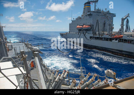 150319-N-BB269-014 Gewässer in der Nähe von GUAM (19. März 2015) Military Sealift Command Flotte Nachschub Öler USNS John Ericsson (T-AO 194) (rechts) führt ein Nachschub auf See mit der Arleigh-Burke-Klasse geführte Flugkörper Zerstörer USS Curtis Wilbur (DDG-54). Curtis Wilbur ist auf Patrouille hinsichtlich der 7. Flotte Operation unterstützende Sicherheit und Stabilität in der Indo-Asien-Pazifik-Region. (Foto: U.S. Navy Mass Communication Specialist 3. Klasse Raymond D. Diaz III/freigegeben) USS Curtis Wilbur im Gange Nachschub 150319-N-BB269-014 Stockfoto