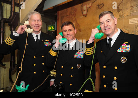 150324-N-BD333-070-PORTSMOUTH, England (24. März 2015) – Captain Fred I. Pyle (links), Commodore, Zerstörer Geschwader (DESRON) 2, Rear Admiral Andrew Lewis (Mitte), Kommandant, Carrier Strike Group (CSG) 12, und Kapitän Daniel Grieco (rechts), befehlshabender Offizier an Bord des Flugzeugträgers USS Theodore Roosevelt (CVN-71) posieren für ein Foto in einem Schrank Krieg-Raum bei einem Rundgang durch das Churchill War Zimmer Museum in London , 24. März 2015. CMdR Christine O'Connell, Kommandierender Offizier der der Arleigh-Burke-Klasse Lenkwaffenzerstörer USS Winston S. Churchill (DDG-81), CDR Paul Allgeier und mehrere junior o Stockfoto