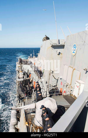 Seeleute an Bord der Arleigh-Burke-Klasse-Lenkraketenzerstörer USS Farragut (DDG 99) stehen bei Marineoperationen in der 6. US-Flotte, die die portugiesische Vasco da Gama-Klasse-Lenkraketenfregatte NRP Alvares Cabral (FFGH 331) unterstützt, in der die nationalen Sicherheitsinteressen der USA in Europa unterstützt. Stockfoto