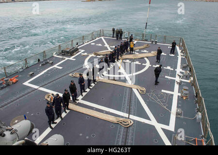 150401-N-VC236-047 PALMA DE MALLORCA, Spanien (1. April 2015) - Segler Stand in der Formation auf dem Flugdeck als der Arleigh-Burke-Klasse geführte Flugkörper Zerstörer USS Farragut (DDG-99) fährt ab Palma De Mallorca, Spanien, 1. April 2015. Farragut, in Mayport, Florida, Gridley führt Marinebetriebe in den USA 6. Flotte Bereich der Maßnahmen zur Erhöhung der Sicherheit der Vereinigten Staaten in Europa interessiert. (Foto: U.S. Navy Mass Communication Specialist 3. Klasse Jackie Hart/freigegeben) USS Farragut fährt Palma De Mallorca 150401-N-VC236-047 Stockfoto