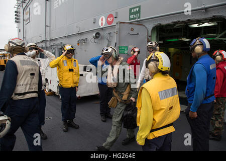 150402-N-GG858-001 Gewässer, die östlich von der koreanischen Halbinsel (2. April 2015) – Rear Admiral Hugh D. Wetherald, Commander, Amphibienverband 7. US-Flotte fährt vorwärts bereitgestellt amphibischer Angriff Schiff USS Bonhomme Richard (LHD-6).  Bonhomme Richard ist das Typschiff der Bonhomme Richard amphibische bereit Gruppe (ARG) und zusammen mit der eingeschifften 31. Marine Expeditionary Unit (MEU), läuft derzeit in den USA 7. Flotte Area of Operations. (Foto: U.S. Navy Mass Communication Specialist 2. Klasse Matthew Dickinson / veröffentlicht) USS Bonhomme Richard Operationen 150402-N-GG858-001 Stockfoto