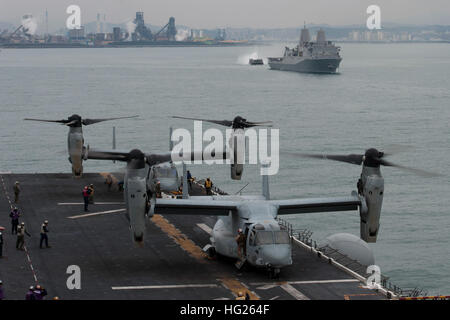 150402-N-RU971-162 Gewässer, die östlich von der koreanischen Halbinsel (2. April 2015) – MV-22 Osprey, zugewiesen, Marine Medium Tiltrotor Squadron (VMM) 262, bereiten Sie sich aus dem Flugdeck vorwärts bereitgestellt amphibischer Angriff Schiff USS Bonhomme Richard (LHD-6), als ein Landungsboot Luftkissen (STERNS) ausziehen, treibt durch das Wasser in Richtung der amphibischen Transportschiff der Dock USS Green Bay (LPD-20). Green Bay ist ein Teil von der Bonhomme Richard amphibische bereit Gruppe (ARG) und zusammen mit der eingeschifften 31. Marine Expeditionary Unit (MEU), ist derzeit im Gange in der 7. Flotte Area of Operations. Stockfoto