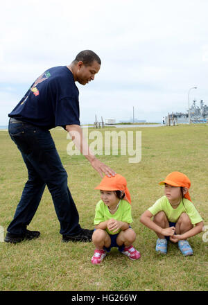 150406-N-BB534-165 OKINAWA, Japan (6. April 2015) Information Systems Technician 1. Klasse Marlon Cook spielt Ente, Ente, Gans mit Kindern aus einer lokalen Tagesstätte. Dock amphibischen Transportschiff USS Green Bay (LPD 20) ist Teil der Bonhomme Richard amphibische bereit Gruppe (ARG) und zusammen mit der eingeschifften 31. Marine Expeditionary Unit (MEU), führt derzeit in den USA 7. Flotte Einsatzgebiet. (Foto: U.S. Navy Mass Communication Specialist 1. Klasse Elizabeth Merriam/freigegeben) USS Green Bay Segler besuchen Okinawa Tagespflege 150406-N-BB534-165 Stockfoto