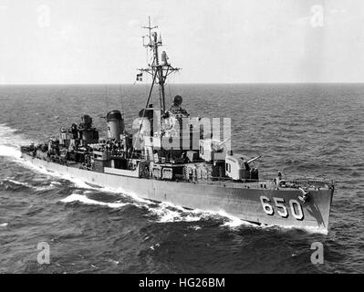 (DD-650)  Zieht neben USS Yorktown (CVA-10), während des Betriebs auf dem Meer auf 21. September 1953.  Offizielle US-Navy, Foto, aus den Sammlungen des Naval Historical Center. USS Caperton (DD-650) auf hoher See im September 1953 Stockfoto