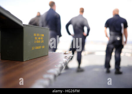 150416-N-OK605-076 PHILIPPINENSEE (16. April 2015) - bereiten Matrosen verbunden in die US 7. Flotte Flaggschiff USS Blue Ridge (LCC-19) zur Teilnahme an einer M16 Gewehr Leben Feuer Übung. Blue Ridge ist derzeit auf Patrouille zu stärken und fördern Beziehungen innerhalb der Indo-Asien-Pazifik-Region. (Foto: U.S. Navy Mass Communication Specialist 3. Klasse Samuel Verschweißen / veröffentlicht) USS Blue Ridge Segler Verhalten Leben Feuer Übung 150416-N-OK605-076 Stockfoto