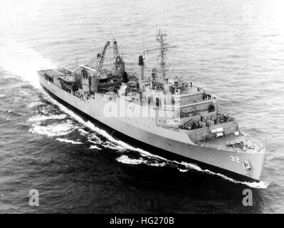 USS Spiegel Grove (LSD-32) im Gange auf dem Meer, etwa den 1960er oder 1970er.  Offizielle US-Navy, Foto, aus den Sammlungen der Marine-Geschichte und Erbe-Befehl. USS Spiegel Grove (LSD-32) am Meer c1970 Stockfoto