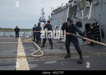 150509-N-ZE250-016 GDYNIA, Polen (9. Mai 2015) Segler Single-Up-Line an Bord der USS Jason Dunham (DDG-109) beim Abflug Gdynia, Polen, 9. Mai 2015. Jason Dunham, ein Zerstörer der Arleigh-Burke-Klasse-geführte Flugkörper in Norfolk, Gridley führt Marinebetriebe in den USA 6. Flotte Bereich der Maßnahmen zur Erhöhung der Sicherheit der Vereinigten Staaten in Europa interessiert. (Foto: U.S. Navy Mass Communication Specialist 3. Klasse Weston Jones/freigegeben) USS Jason Dunham 150509-N-ZE250-016 Stockfoto