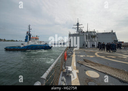 150509-N-ZE250-024 GDYNIA, Polen (9. Mai 2015) Schlepper manövrieren USS Jason Dunham (DDG-109) außerhalb des Hafens in Gdynia, Polen, 9. Mai 2015. Jason Dunham, ein Zerstörer der Arleigh-Burke-Klasse-geführte Flugkörper in Norfolk, Gridley führt Marinebetriebe in den USA 6. Flotte Bereich der Maßnahmen zur Erhöhung der Sicherheit der Vereinigten Staaten in Europa interessiert. (Foto: U.S. Navy Mass Communication Specialist 3. Klasse Weston Jones/freigegeben) USS Jason Dunham 150509-N-ZE250-024 Stockfoto