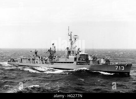 USS Kenneth D. Bailey (DDR-713) in das Mittelmeer, 24. Juni 1968 im Gange. Fotograf: PH1 Sorenson.  Offizielle US-Navy, Foto, aus den Sammlungen der Marine-Geschichte und Erbe-Befehl. USS Kenneth D. Bailey (DDR-713) im Gange im Mittelmeer 1968 Stockfoto