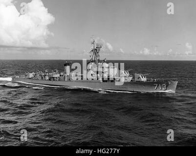 USS Kenneth D. Bailey (DD-713) im Gange im September 1952. Sie wurde 1953 in eine Radar-Picket-Zerstörer (DDR) umgewandelt.  Offizielle US-Navy, Foto, aus den Sammlungen der Marine-Geschichte und Erbe-Befehl. USS Kenneth D. Bailey (DD-713) im Gange im September 1952 Stockfoto