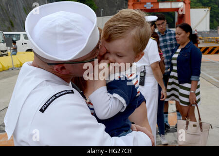 150518-N-XN177-070 YOKOSUKA, Japan (18. Mai 2015) – Aviation Boatswain Mate (Handling) 1. Klasse Robert betäubt, Küsse von Seattle, seinen Sohn vor dem Einsteigen die Flugzeugträger der Nimitz-Klasse USS George Washington (CVN-73), wie es für seine Patrouille 2015 lässt. George Washington verließ Japan nach sieben Dienstjahren als Flugzeugträger der US Navy nach vorn eingesetzt. George Washington und seine eingeschifften Geschwader Carrier Air Wing (CVW) 5 bieten eine kampfbereit Kraft, die schützt und verteidigt die kollektive maritime Interessen der USA und ihrer Verbündeten und Partner in der Indo-Asien-Pazifik-r Stockfoto