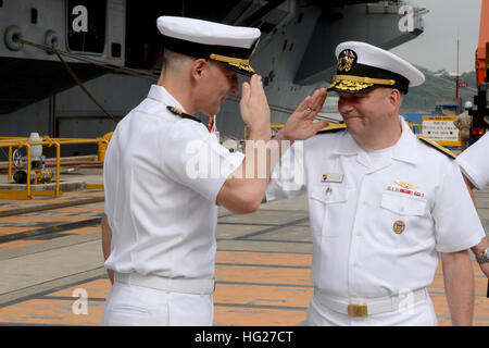 150518-N-XN177-107 YOKOSUKA, Japan (18. Mai 2015) – Rear Admiral John Alexander (rechts), Kommandeur der Battle Force 7. US-Flotte begrüßt Captain Timothy Kuehhas, Kommandierender Offizier der Flugzeugträger der Nimitz-Klasse USS George Washington (CVN-73) vor der Abreise Schiff auf seine 2015-Patrouille. George Washington verließ Japan nach sieben Dienstjahren als Flugzeugträger der US Navy nach vorn eingesetzt. George Washington und seine eingeschifften Geschwader Carrier Air Wing (CVW) 5 bieten eine kampfbereit Kraft, die schützt und verteidigt die maritime Kollektivinteressen der der Vereinigten Staaten und seine Verbündeten und Partnern Stockfoto