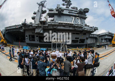 150518-N-TE278-071 YOKOSUKA, Japan (18. Mai 2015) Rear Admiral John Alexander, Kommandant, Battle Force 7. Flotte, Zentrum, spricht mit den Medien vor der Abfahrt von der Nimitz-Klasse-Flugzeugträger USS George Washington (CVN-73) für seine 2015-Patrouille. George Washington und seine eingeschifften Geschwader Carrier Air Wing (CVW) 5, bieten eine kampfbereit Kraft, die schützt und verteidigt die kollektive maritime Interessen der USA und ihrer Verbündeten und Partner in der Indo-Asien-Pazifik-Region. (Foto: U.S. Navy Mass Communication Specialist 2. Klasse Paolo Bayas/freigegeben) USS George Washington Operationen Stockfoto