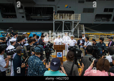 150518-N-TE278-076 YOKOSUKA, Japan (18. Mai 2015) Rear Admiral John Alexander, Kommandant, Battle Force 7. Flotte, Zentrum, spricht mit den Medien vor der Abfahrt von der Nimitz-Klasse-Flugzeugträger USS George Washington (CVN-73) für seine 2015-Patrouille. George Washington und seine eingeschifften Geschwader Carrier Air Wing (CVW) 5, bieten eine kampfbereit Kraft, die schützt und verteidigt die kollektive maritime Interessen der USA und ihrer Verbündeten und Partner in der Indo-Asien-Pazifik-Region. (Foto: U.S. Navy Mass Communication Specialist 2. Klasse Paolo Bayas/freigegeben) USS George Washington Operationen Stockfoto