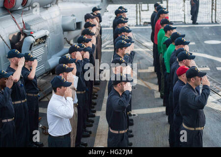 150525-N-VC236-294 Golf von OMAN (25. Mai 2015) - Segler zugewiesen geführte Flugkörper Zerstörer USS Farragut (DDG-99) und der Großmeister der Hubschrauber Maritime Streik Squadron (HSM) 46 Ehrungen in den Hähnen render-im Rahmen einer Gedenkveranstaltung Volkstrauertag. Farragut wird in den USA 5. Flotte Einsatzgebiet im Rahmen von Theodore Roosevelt Carrier Strike Group unterstützen Betrieb innewohnende zu beheben, Streik Operationen im Irak und in Syrien, wie verwiesen, maritimer Sicherheitsoperationen und Theater Sicherheitsbemühungen Zusammenarbeit in der Region bereitgestellt. (U.S. Navy Photo von Masse Kommunikation besondere Stockfoto