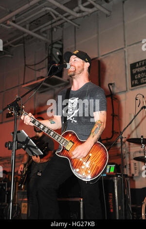 150525-N-SI600-186 US 5TH Flotte AREA OF OPERATIONS (25. Mai 2015) - 2008 DSDS-Gewinner David Cook, während ein Marine Entertainment gesponsert-Konzert an Bord des Flugzeugträgers USS Theodore Roosevelt (CVN-71 führt). Theodore Roosevelt wird in den USA 5. Flotte Einsatzgebiet unterstützen Betrieb innewohnende zu beheben, Streik Operationen im Irak und in Syrien, wie verwiesen, maritime Sicherheit und Theater Sicherheitsbemühungen Zusammenarbeit in der Region bereitgestellt. (Foto: U.S. Navy Mass Communication Specialist 3. Klasse Anthony Hopkins II/freigegeben) USS Theodore Roosevelt Operationen 150525-N - Stockfoto