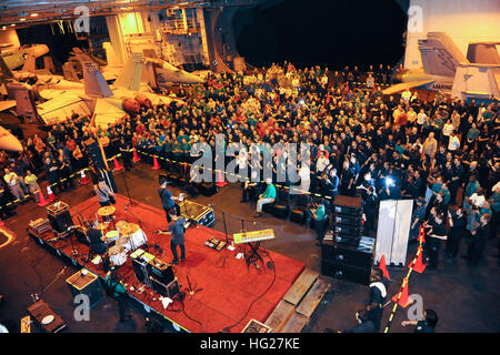 150525-N-ZZ999-075 USA 5TH Flotte AREA OF OPERATIONS (25. Mai 2015) - 2008 DSDS-Gewinner David Cook, während ein Marine Entertainment gesponsert-Konzert an Bord des Flugzeugträgers USS Theodore Roosevelt (CVN-71 führt). Theodore Roosevelt wird in den USA 5. Flotte Einsatzgebiet unterstützen Betrieb innewohnende zu beheben, Streik Operationen im Irak und in Syrien, wie verwiesen, maritime Sicherheit und Theater Sicherheitsbemühungen Zusammenarbeit in der Region bereitgestellt. (Foto: U.S. Navy Mass Communication Specialist 3. Klasse D'Artanyan Ratley/freigegeben) USS Theodore Roosevelt Operationen 150525-N-ZZ Stockfoto