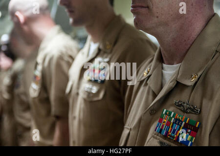 150529-N-ZZ999-229 Gewässer in der Nähe von GUAM (29. Mai 2015) neu frocked Senior Chief Petty Officers stehen in Reihen im Rahmen einer pinning Zeremonie an Bord der Flugzeugträger der Nimitz-Klasse USS George Washington (CVN-73). George Washington und seine eingeschifften Geschwader Carrier Air Wing (CVW) 5, sind auf Patrouille in der 7. Flotte Verantwortungsbereich Unterstützung von Sicherheit und Stabilität in der Indo-Asien-Pazifik-Region. George Washington führt eine Rumpf-Swap mit der Nimitz-Klasse-Flugzeugträger USS Ronald Reagan (CVN-76) noch in diesem Jahr nach sieben Jahren als die US Navy nur vorwärts bereitgestellt aircr Stockfoto