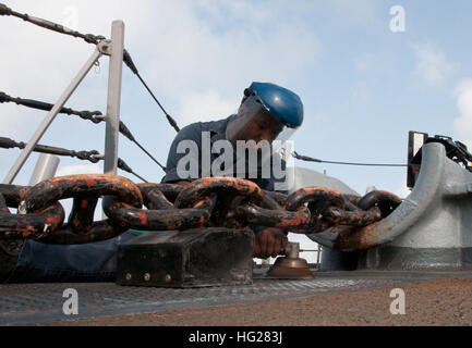 150610-N-BS486-07 MARINESTATION ROTA, Spanien (10. Juni 2015) – schleift Seemann Anthony Fox eine Diamant-Platte an Bord der Arleigh-Burke-Klasse geführte Flugkörper Zerstörer USS Donald Cook (DDG-75). Der Koch ist einer der drei nach vorne bereitgestellt Schiffe im Hafen als Bestandteil der Präsident Europäische Phased Adaptive Herangehensweise an den NATO Raketenabwehr in Europa.  (Foto: U.S. Navy Mass Communication Specialist 2. Klasse Grant Wamack/freigegeben) USS Donald Cook Operationen 150610-N-BS486-007 Stockfoto