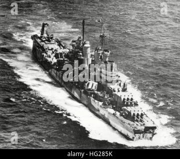 USS Pittsburgh (CA-72) im Gange, nachdem sie ihren Bogen im Juni 1945 verloren Stockfoto