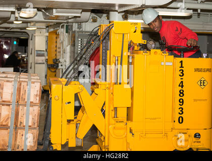 150708-N-ZZ999-057 Pazifik (8. Juli 2015) Aviation Ordnanceman 2. Klasse Saveone Fleming betreibt einen Gabelstapler an Bord des Flugzeugträgers USS Carl Vinson (CVN-70). Carl Vinson ist in vollem Gange Durchführung Munition entlasten. (US Navy Foto von Massenkommunikation Spezialist Seemann Tom Tonthat/freigegeben) USs Carl Vinson Operationen 150708-N-ZZ999-057 Stockfoto
