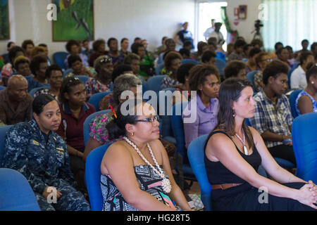 RABAUL, Papua Neu-Guinea (9. Juli 2015) Zuschauer anhören Präsentationen auf eine Frauen Leadership Symposium im Pazifischen Partnerschaft 2015. Ein Gremium bestehend aus weibliche Führungskräfte aus Papua-Neu-Guinea und das Lazarettschiff USNS Mercy (T-AH 19) diskutiert die Rolle der Frauen in Wirtschaft, häusliche Gewalt und politische Führung. Barmherzigkeit ist derzeit in Papua-Neu-Guinea für seine zweite Mission Hafen PP15. Barmherzigkeit ist derzeit in Papua-Neu-Guinea für seine zweite Mission Hafen pazifische Partnerschaft. Pazifische Partnerschaft ist in seiner zehnten Iteration und ist die größte jährliche multilaterale humanitäre als Stockfoto