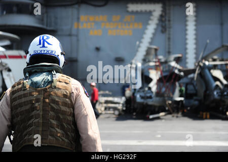 150716-N-GR120-104 arabischen Golf (16. Juli 2015) - Captain Daniel Grieco, Kommandant des Flugzeugträgers USS Theodore Roosevelt (CVN-71), geht zum Flugdeck Kontrolle an Bord TR. Theodore Roosevelt in den USA 5. Flotte Einsatzgebiet unterstützen Betrieb innewohnende zu beheben, Streik Operationen im Irak und in Syrien, wie verwiesen, maritimer Sicherheitsoperationen und Theater Sicherheitsbemühungen Zusammenarbeit in der Region bereitgestellt wird. (Foto: U.S. Navy Mass Communication Specialist 3. Klasse Anna Van Nuys/freigegeben) USS Theodore Roosevelt Operationen 150716-N-GR120-104 Stockfoto