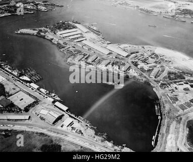 Luftaufnahme, Blick nach Westen, mit der Versorgungsmaterial-Depot im oberen Zentrum, 13. Oktober 1941. Teil der u-Boot-Basis ist unten links; der Navy Yard ist in der oberen linken Ecke; und Ford Island befindet sich in der oberen rechten Ecke. USS Holland ist auf der linken Seite, an der u-Boot-Basis. Neben ihr gibt es u-Boote Sturgeon (SS-187), Spearfish (SS-190), Saury (SS-189), Dichtung (SS-183) und Sargo (SS-188). USS Niagara (PG-52) ist neben der Werft vor Holland. Schiffe in der Versorgungsmaterial-Depot, obere Mitte sind USS Oglala (CM-4) und der SS-Maui. Zu den Schiffen an den Piers in der extremen linken oberen sind USS Indianapolis (CA-35) Stockfoto