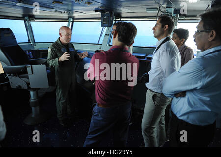 150927-N-ZF498-006 arabischen Golf (28. September 2015) – Rear Admiral Roy Kelley, Kommandant der Carrier Strike Group 12 wird interviewt von Medien aus Indien auf der Flagge Brücke des Flugzeugträgers USS Theodore Roosevelt (CVN-71). Theodore Roosevelt wird in den USA 5. Flotte Einsatzgebiet unterstützen Betrieb innewohnende zu beheben, Streik Operationen im Irak und in Syrien, wie verwiesen, maritime Sicherheit und Theater Sicherheitsbemühungen Zusammenarbeit in der Region bereitgestellt. (Foto: U.S. Navy Mass Communication Specialist 3. Klasse Anthony N. Hilkowski/freigegeben) USS Theodore Roosevelt Operationen Stockfoto