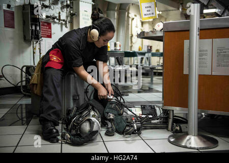 151019-N-IN729-056 Gewässer südlich von JAPAN (19. Oktober 2015) Schaden Controlman Feuerwehrmann Julie Sesmas, Menifee, Kalifornien, Füllungen umluftunabhängiges Apparat Tanks auf den vorderen Chaos Decks der US Navy nur vorwärts bereitgestellt Flugzeugträger USS Ronald Reagan (CVN-76). Ronald Reagan und der eingeschifften Geschwader Carrier Air Wing (CVW) 5, bieten eine kampfbereit Kraft, die schützt und verteidigt die kollektive maritime Interessen der USA und ihrer Verbündeten und Partner in der Indo-Asien-Pazifik-Region. (Foto: U.S. Navy Mass Communication Specialist 3. Klasse Ryan McFarlane/freigegeben) USS Rona Stockfoto