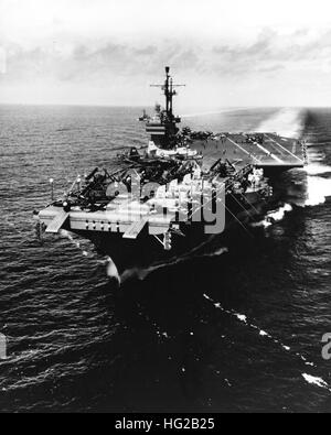 USS Forrestal (CVA-59) im Gange im März 1956 Stockfoto