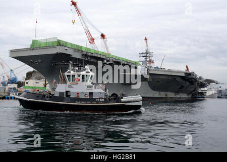 YOKOSUKA, Japan (22. Februar 2016) übergibt der Valiant-Klasse Hof Schlepper USS Seminole (YT 805) der U.S. Navy nur vorwärts bereitgestellt Flugzeugträger USS Ronald Reagan (CVN-76), derzeit vertäut Pier-Seite bei Yokosuka Flotte Aktivitäten (FLEACT). FLEACT Yokosuka bietet, unterhält, und betreibt Basis Einrichtungen und Dienstleistungen zur Unterstützung der 7. US-Flotte nach vorne bereitgestellt Seestreitkräfte, 83 Mieter Befehle und 24.000 militärischem und zivilem Personal. (Foto: U.S. Navy Mass Communication Specialist 2. Klasse Peter Burghart/freigegeben) 160222-N-XN177-142 an der Unterhaltung teilnehmen: http://www.navy.mil/viewGallery Stockfoto