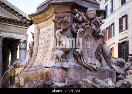 Detail des Brunnens im Pantheon in Rom, Italien. Stockfoto