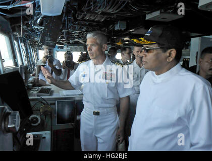 COLOMBO, Sri Lanka (28. März 2016) Capt Kyle Higgins, links, Kommandierender Offizier der US 7. Flotte Flaggschiff USS Blue Ridge (LCC-19), gibt einen Überblick zu Sri-lankischen Präsidenten Maithripala Sirisena in der pilot-Haus. Blue Ridge führt einen geplanten Hafen-Besuch während seiner Patrouille der US 7. Flotte Einsatzgebiet, Stärkung und Förderung der Beziehungen in der Indo-Asien-Pazifik-Region. (Foto: U.S. Navy Mass Communication Specialist 3. Klasse Liz Dunagan/freigegeben) 160328-N-XF387-086 mitreden: http://www.navy.mil/viewGallery.asp http://www.facebook.com/USNavy http://www Stockfoto