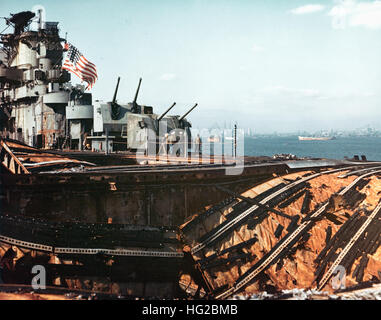 Zerstörte Flugdeck der USS Franklin (CV-13) am 28. April 1945 Stockfoto