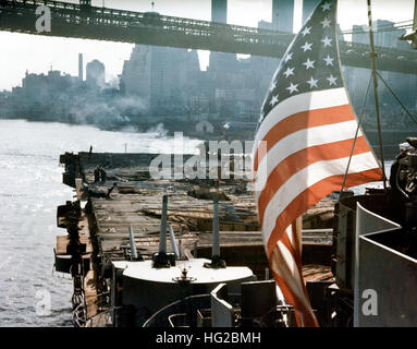 Blick auf das zerstörte Flugdeck achtern USS Franklin (CV-13) aus Manhattan im April 1945 Stockfoto