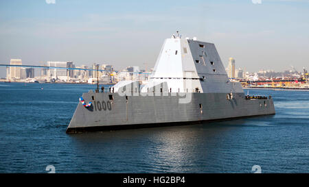 Die USS Zumwalt, ein Raketenzerstörer der Zumwalt-Klasse, kommt in ihrem neuen Homeport in San Diego an, um mit der Installation von Kampfsystemen, Tests, Evaluierung und operativen Integration mit der US Navy-Flotte zu beginnen. Stockfoto