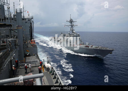 USNS CHARLES DREW, auf hoher See – der japanische Zerstörer JS Ise (DDH-182) Ansätze Trockenfracht und Munition Schiff USNS Charles Drew (T-AKE 10) Hubschrauber vor ein Nachschub-at-Sea (RAS) April 19. Die RAS trat während des Transports nach multilateralen Marineübung Komodo, die 35 marinen in der Indo-Asien-Pazifik-Region vorgestellt. (US Navy Foto von Grady T. Fontana/freigegeben) 160419-N-IX266-001 mitreden: http://www.navy.mil/viewGallery.asp http://www.facebook.com/USNavy http://www.twitter.com/USNavy http://navylive.dodlive.mil http://pinterest.com https://plus.google.com USNS Ch Stockfoto