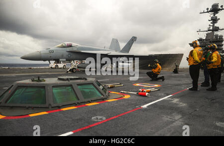 Atlantik (18. Mai 2016) F/A-18E Super Hornet aus der Gladiatoren des Strike Fighter Squadron (VFA) 106 bereitet sich auf das Flugdeck des Flugzeugträgers USS George Washington (CVN-73) starten. Washington, in Norfolk, Gridley führt im Gange Träger Qualifikationen im Atlantischen Ozean. (Foto: U.S. Navy Masse Kommunikation Spezialist Seemann Clemente A. Lynch/freigegeben) diskutieren Sie mit 160518-N-YB023-264: http://www.navy.mil/viewGallery.asp http://www.facebook.com/USNavy http://www.twitter.com/USNavy http://navylive.dodlive.mil http://pinterest.com https://plus.google Stockfoto