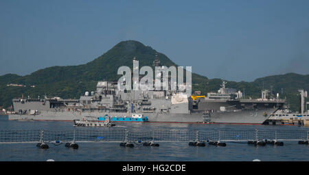 Der Lenkraketenkreuzer USS Mobile Bay (CG 53) und der Hubschrauberzerstörer JS Hyuga (DDH 181) der Japan Maritime Self-Defense Force liegen am 10. Juni 2016 bei Commander, U.S. Fleet Activities Sasebo für Malabar 2016 vor, einer trilateralen maritimen Übung, die die Zusammenarbeit zwischen der US Navy, JMSDF und der indischen Marine in der indoasiatisch-pazifischen Region verbessert. Stockfoto