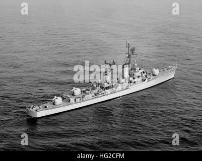USS Hull (DD-945) auf See am 8. März 1960 Stockfoto