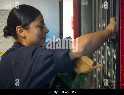 160628-N-GP524-003 arabischen Golf (28. Juni 2016) Schiff Serviceman Seemann Michelle Cervantes erobert einen Automaten an Bord USS Stout (DDG-55). Stout, ein Arleigh Burke Klasse geführte Flugkörper Zerstörer eingesetzt als Teil der Eisenhower Carrier Strike Group unterstützt Betrieb inhärenten lösen, maritime Sicherheit und Theater-Sicherheits-Operationen in den USA 5. Flotte Einsatzgebiet. (Foto: U.S. Navy Mass Communication Specialist 3. Klasse Bill Dodge/freigegeben) USS STOUT (DDG-55) STRAßE VON HORMUZ TRANSIT 160628-N-GP524-003 Stockfoto