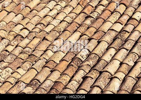 Hintergrund aus alten Schindeln auf dem Dach in Sizilien, Italien Stockfoto